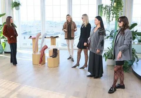 Koronkowe rajstopy to modowy hit sezonu. Stylistka: "Nie ma nudy"