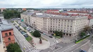 Uwaga! TVN. Przynosi do mieszkania rzeczy ze śmietników. Sama śpi na klatce schodowej. "Czujemy się bezsilni"