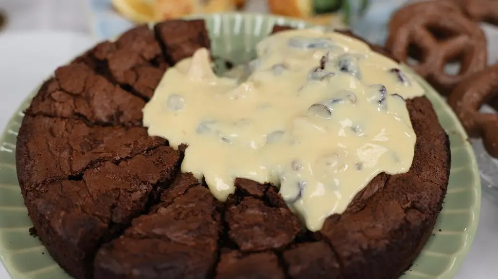 Pieczone brownie piernikowe z sosem waniliowym i suszonymi owocami 