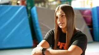 Córka mistrza olimpijskiego w ringu z poduszką 