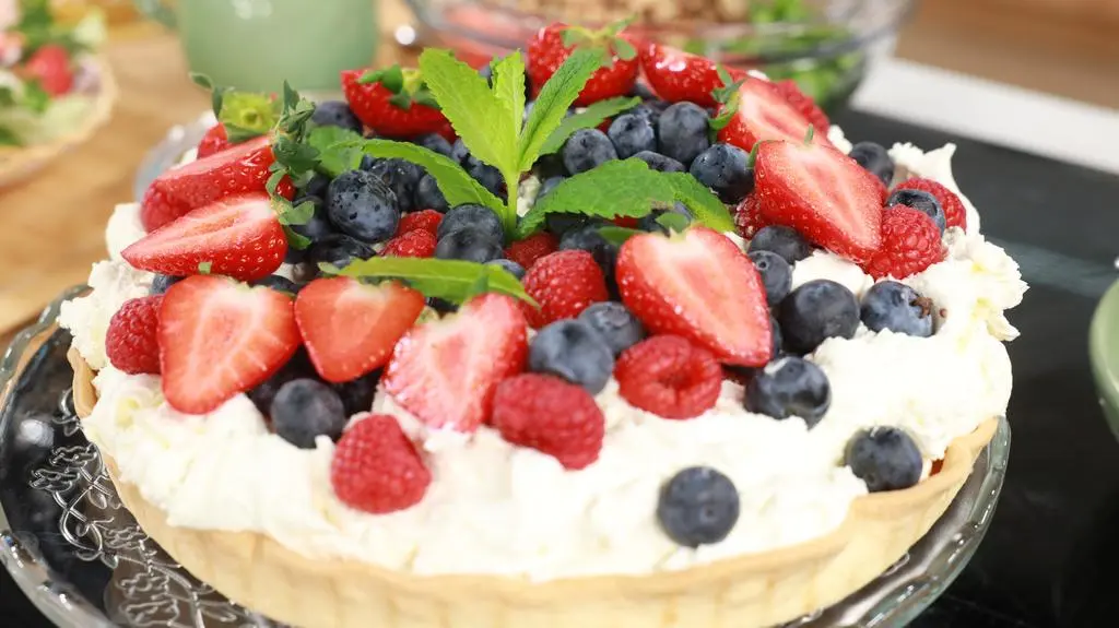 Tarta krucha z mascarpone i wiosennymi owocami