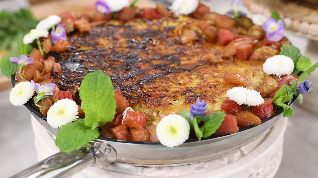 Frittata z makaronu, rabarbaru, twarogu i miodu