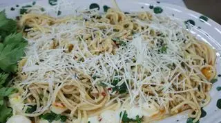 Makaron z oliwą, czosnkiem, pietruszką, chili i mozzarellą 