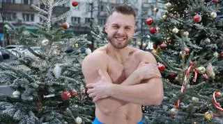 Wbiegł zimą na Śnieżkę w samych spodenkach