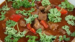 Gulasz wołowy węgierski jako dodatek do placków