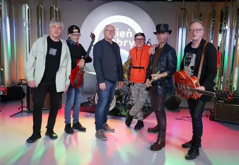 Elektryczne Gitary wracają z nowych utworem. Posłuchaj piosenki "Ziemia"  