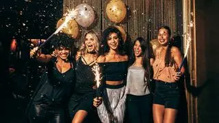 Symbolika kolorów w stylizacjach sylwestrowych. Na jakie postawić, by sprzyjało nam szczęście?