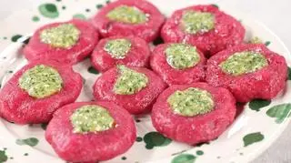 Buraczane kluski śląskie faszerowane pesto z jarmużu