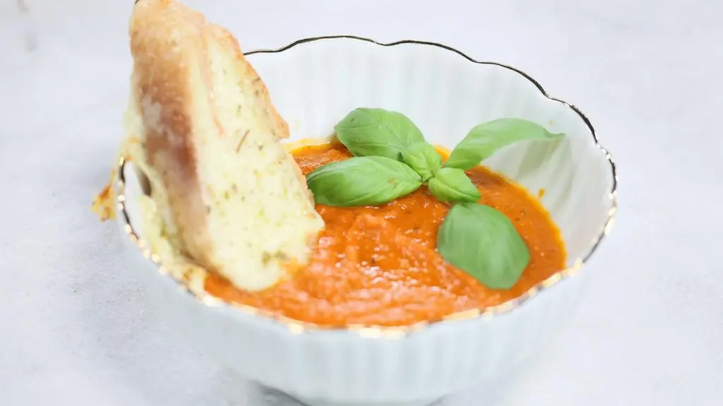 Krem pomidorowy z grzankami z mozzarellą