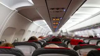 Pasażerka pierwszej klasy nie ustąpiła dziecku miejsca w samolocie. Zachowanie personelu zadziwia