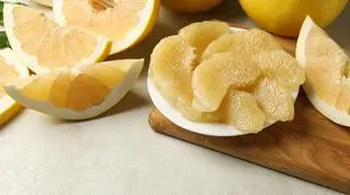 Zaczyna się sezon na te owoce. Sprawdź, jak wybrać najlepsze pomelo
