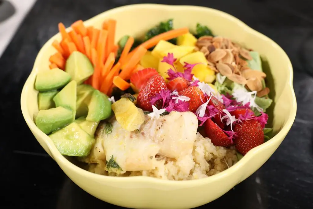 Bowl z pieczonym dorszem, kaszą jaglaną i mango‑awokado