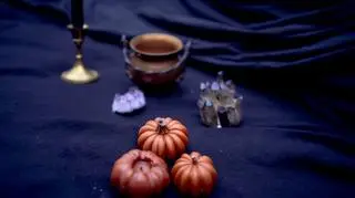 Nie tylko dynia, czyli okultystyczna mapa jesieni – od Samhain do Zaduszek