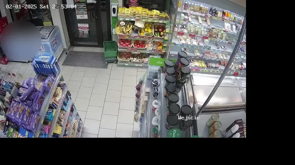 Chłopiec bez ubrania stał przed sklepem 