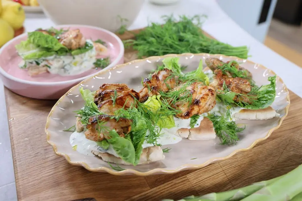 Souvlaki z kurczaka w picie, z sosem Tzatziki
