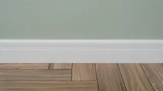 Białe listwy przypodłogowe – ponadczasowa klasyka. Zobacz, jak pasują do każdego wnętrza