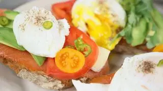 Tosty z awokado, łososiem i jakiem w koszulce