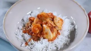 Filet z białej ryby w sosie pomidorowym