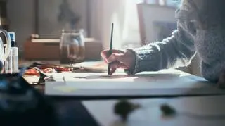 Czy kreatywność odmładza umysł? Wyniki badań robią wrażenie