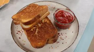 Klasyczny grilled cheese 