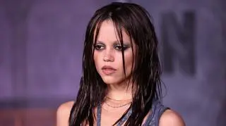To cięcie pokochały Miley Cyrus i Jenna Ortega. "Wolf cut" szturmem podbija świat fryzur 