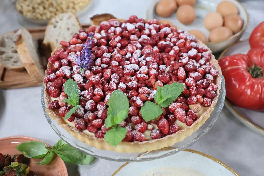 tarta z kremem budyniowym i poziomkami