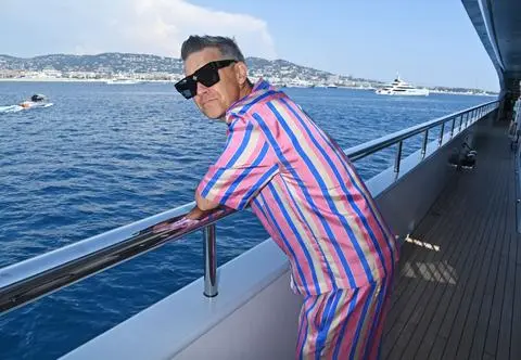 Robbie Williams imprezuje na jachcie. Jego żona opublikowała nagranie
