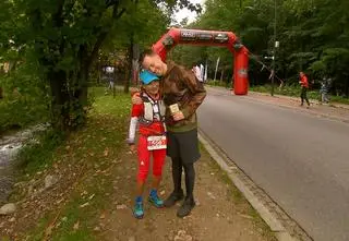 Najszybsza babcia świata nie zwalnia tempa. Basia Prymakowska kolejny raz wbiega na Kasprowy Wierch 