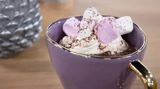 Gorąca czekolada z piankami i bitą śmietaną