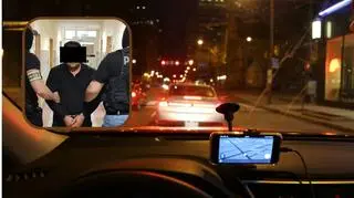 Próbował dusić pasażerkę. Kierowca przewozu osób zatrzymany. "Siłą wyciągnął ją z auta" 