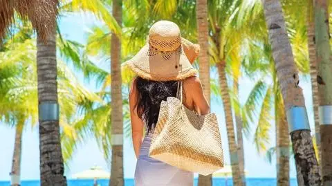 Modne torby plażowe na lato 2022. Jaką torebkę wziąć na wakacje?