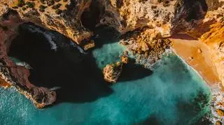 Albufeira w Portugalii kusi pięknymi plażami, ciekawą historią i wieloma atrakcjami. Dlaczego warto tam jechać?