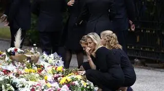 Hrabina Wessex, lady Louise i księżniczka Beatrycze przed bramą zamku Balmoral