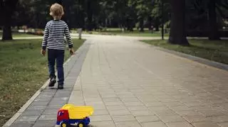Chłopiec w parku