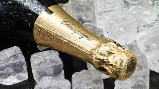 Butelka szampana na kostkach lodu.
