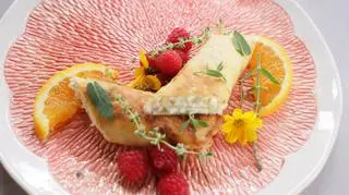 Smażony banan z cukrem trzcinowym i kwaśną śmietaną 