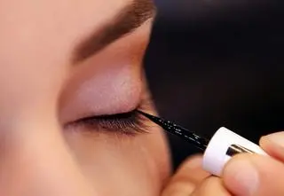 Butterfly liner - najmodniejszy trend w makijażu oka. Na czym polega? 