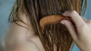 Osoba czesząca mokre włosy