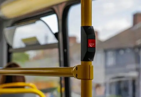 Kierowca autobusu ruszył na pomoc pasażerce. Kobieta krwawiła 