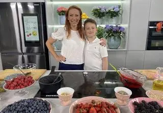 Shake bananowo-malinowy - przepis Mariety Mareckiej