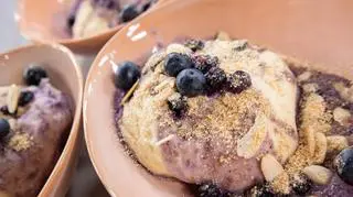 Desery na upały: knedle z borówkami - przepis Piotra Kucharskiego