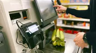 Wzięła ze sklepu banany i awokado, a zapłaciła za nie jak za jabłka. Klientka trafiła do aresztu