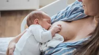 Twój noworodek zaciska pięści podczas karmienia? Znamy powód 