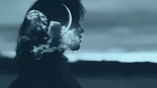 Kobieca sylwetka i księżyc