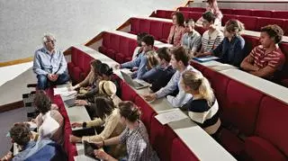Grupa studentów skupiająca wzrok na wykładowcy. 