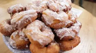 Oponki drożdżowo-serowe z lukrem