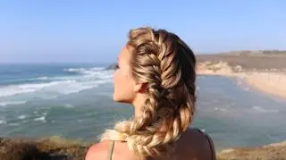 Bubble braids to fryzura, która podbija sieć. Bąbelkowe warkocze zrobisz w 5 minut