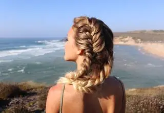 Bubble braids to fryzura, która podbija sieć. Bąbelkowe warkocze zrobisz w 5 minut