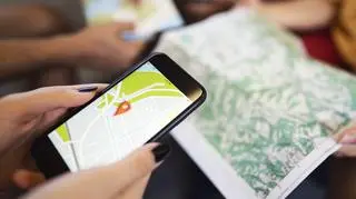 Gra terenowa w poszukiwanie skarbu – czym jest geocaching?