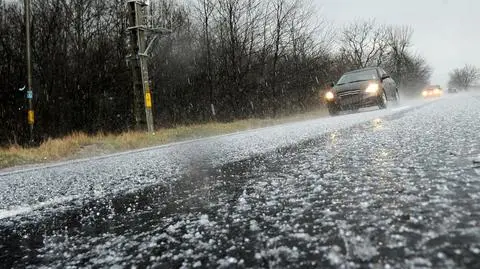 Straż Miejska pomogła kobiecie, która klęczała na chodniku 